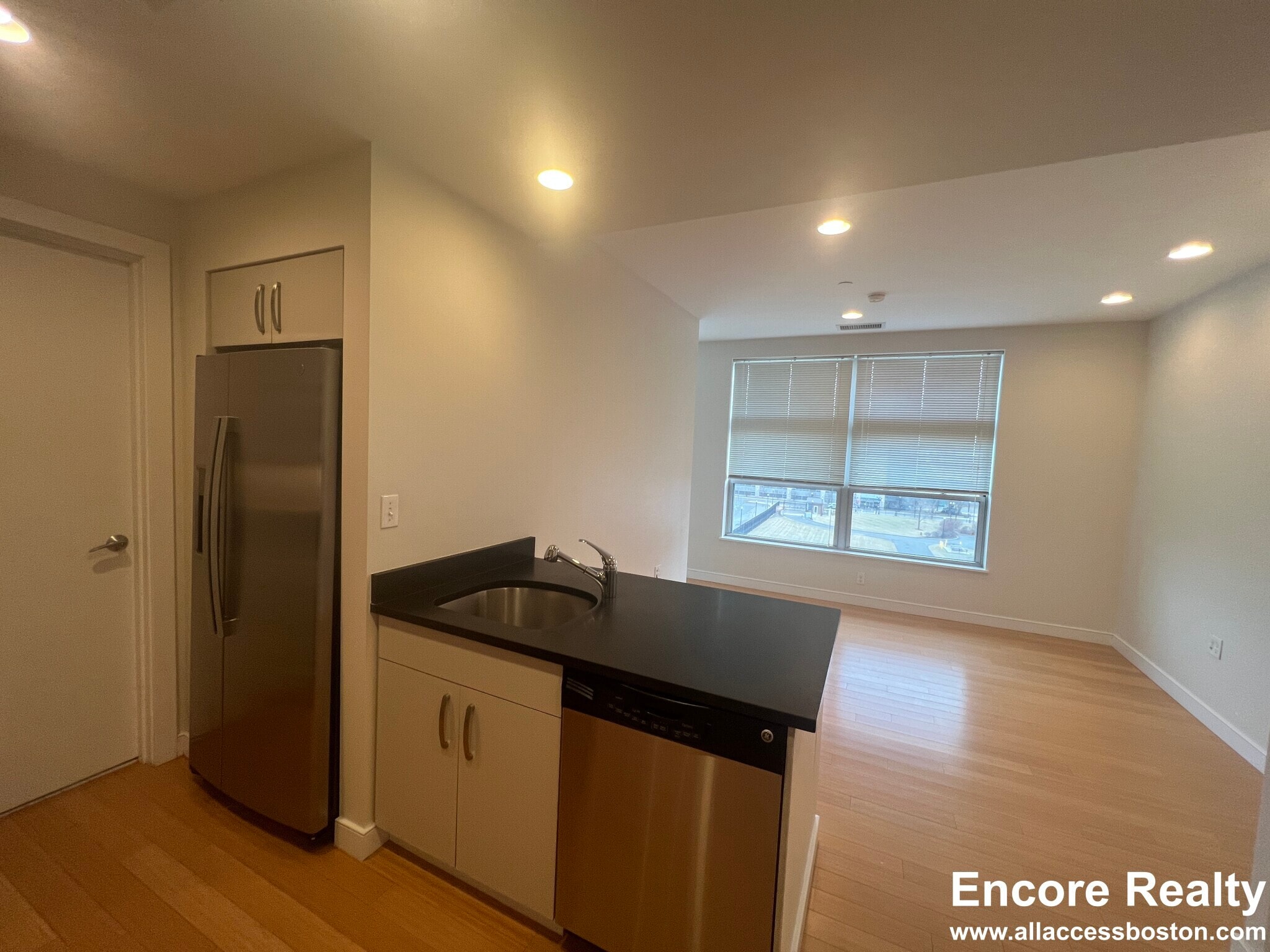 Building Photo - 601 Albany St