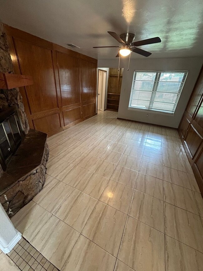 Building Photo - 2211 Granada Dr