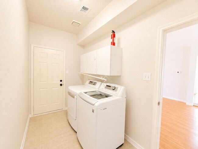 Building Photo - 709 Ridgemont Dr