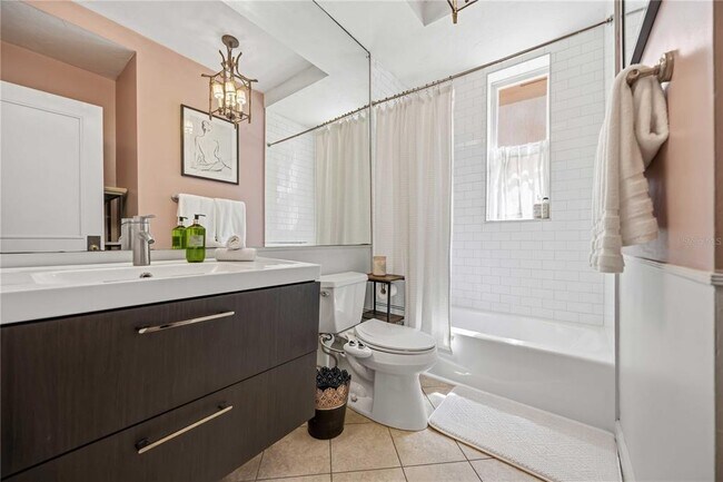 Building Photo - 1221 N Palm Ave