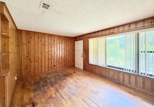 Building Photo - Charming All Brick Home - Spacious Backyard