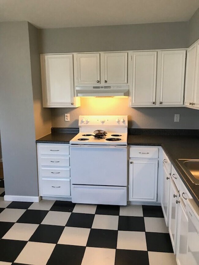 Building Photo - Bright & Beautiful Top Floor 2-bedroom 1 Bath Across Berkeley Park Lake