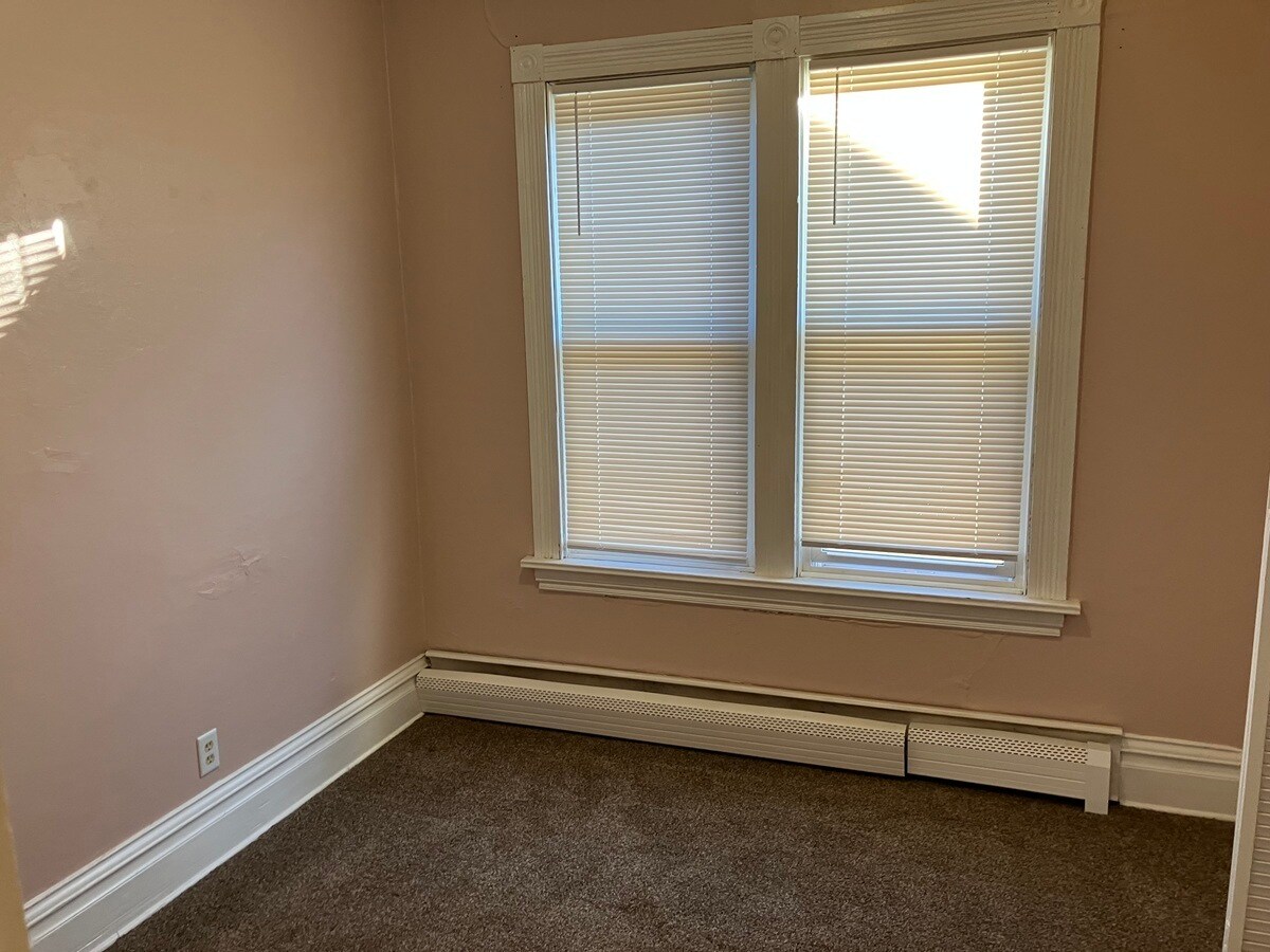 Building Photo - 1003 3rd St S