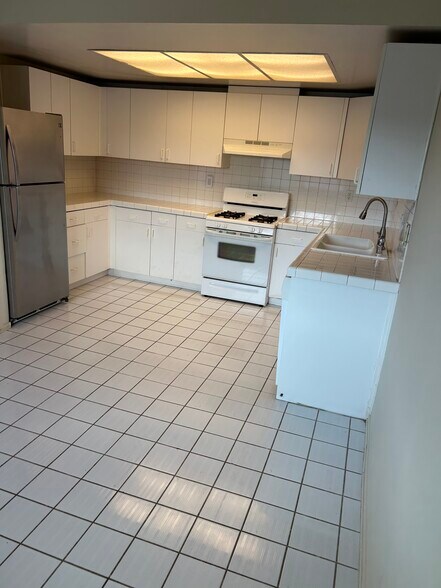 Building Photo - 15116 S Raymond Ave