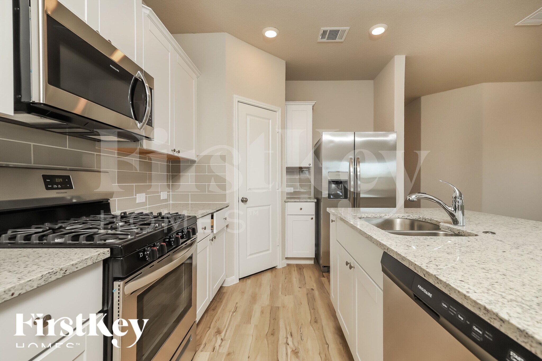 Building Photo - 9984 Sarrebourg St