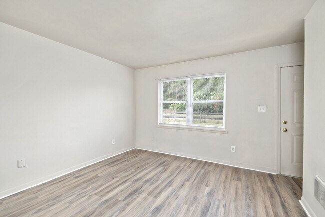 Building Photo - Newly Renovated 2 Bedroom Unit!