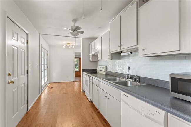 Building Photo - 2866 Highland Dr SE