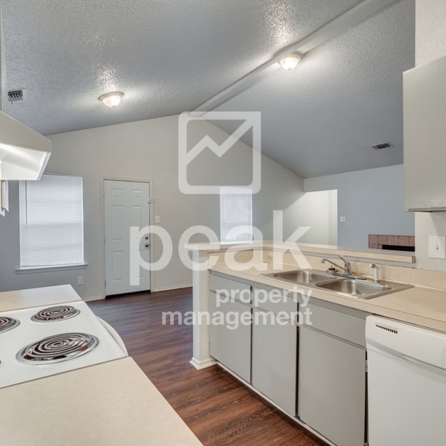 Building Photo - $1365! 2 Bed/ 2 Bath Duplex! $800 savings if you apply before 4/23!
