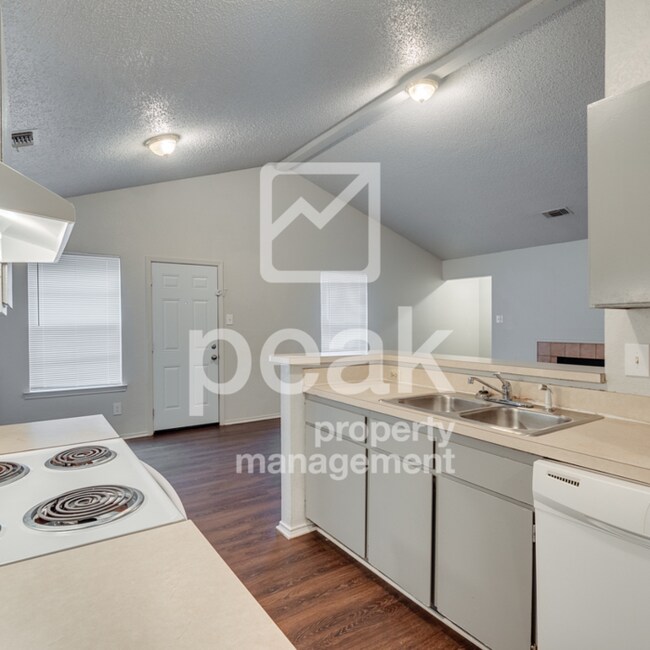 Building Photo - $1395! 2 Bed/ 2 Bath Duplex! $350 off initial costs! Apply before 3/19!