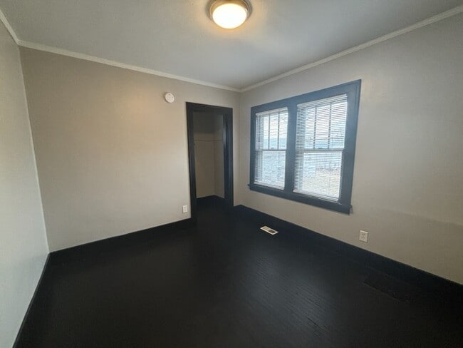 Building Photo - 2829 Kenmore Ave