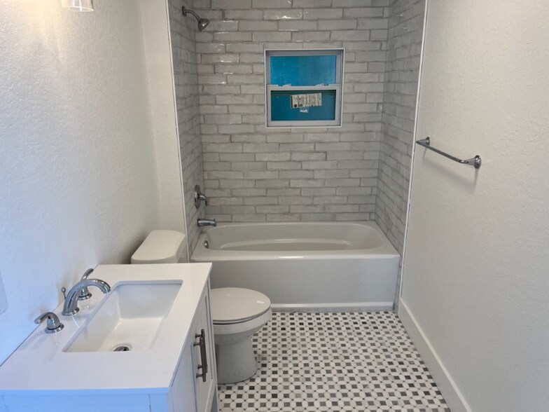 Building Photo - 2745 2nd Ave S