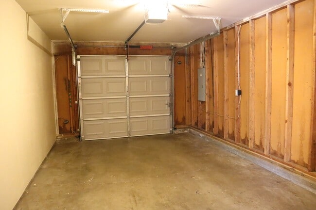 Building Photo - 610 E Elm Ave