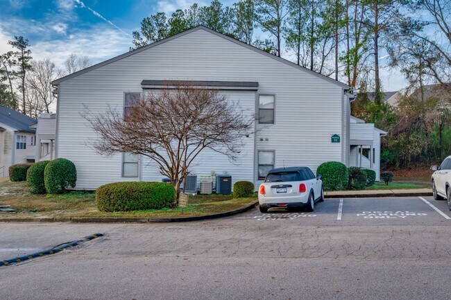 Building Photo - Charming 2 bedroom, 2 bathroom home locate...
