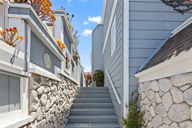 Building Photo - 181 Sunset Terrace