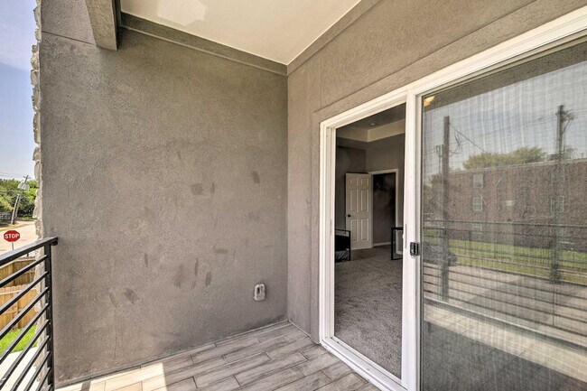 Building Photo - 4835 Sunflower St