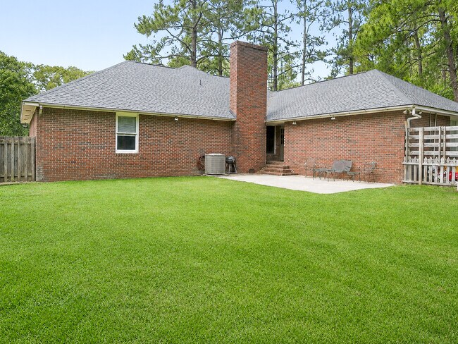 Building Photo - 127 Pine Bluff Dr