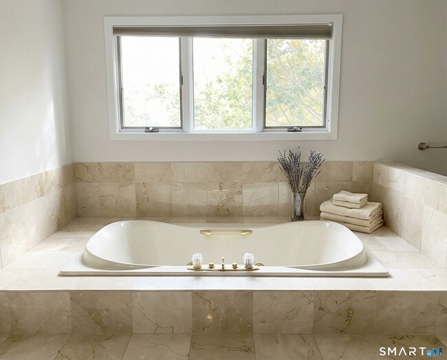 Building Photo - 27 Kings Hwy N