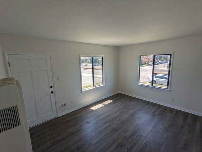 Building Photo - 727 Portola Ave