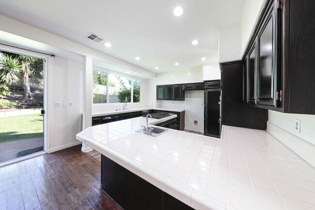 Building Photo - Exceptional 5 bedroom home in Aliso Viejo