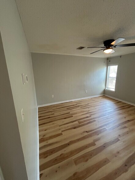 Building Photo - 302 Santa Rosa Blvd