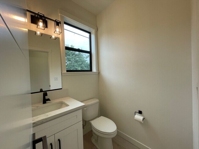 Building Photo - 4Bd/2.5Ba Corner Home in Desireable Portsmouth Neighborhood ~ Newly Built, Quartz Countertops, Si...