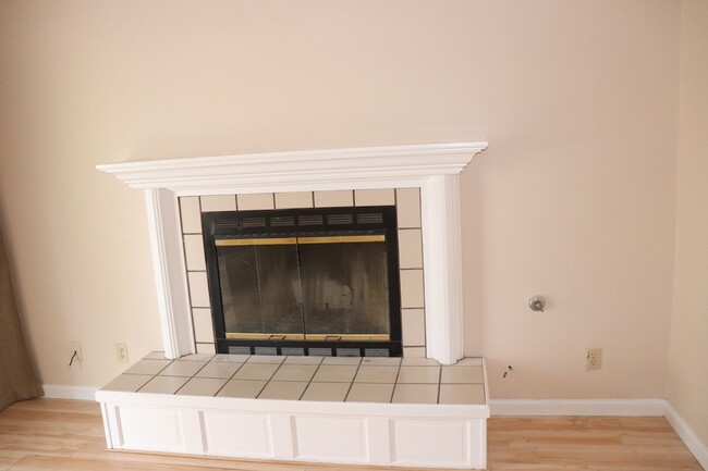 Building Photo - Spacious ALPINE 3 Bedroom 2.5 Bath 2 Story on a Cul De Sac