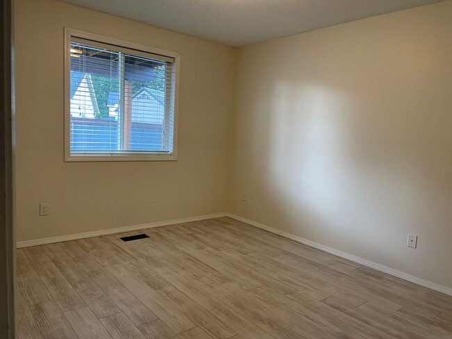 Building Photo - Spacious 5 Bedroom Home! Granite Counters! Pet friendly! Tons of Room for Entertaining!