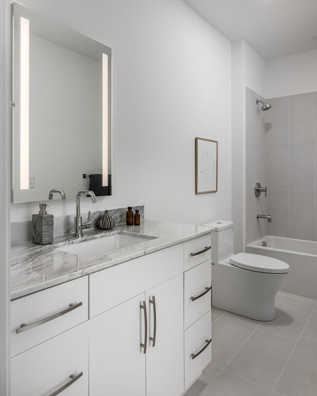 Building Photo - Stunning one bedroom unit in The Wedgewood section of town.