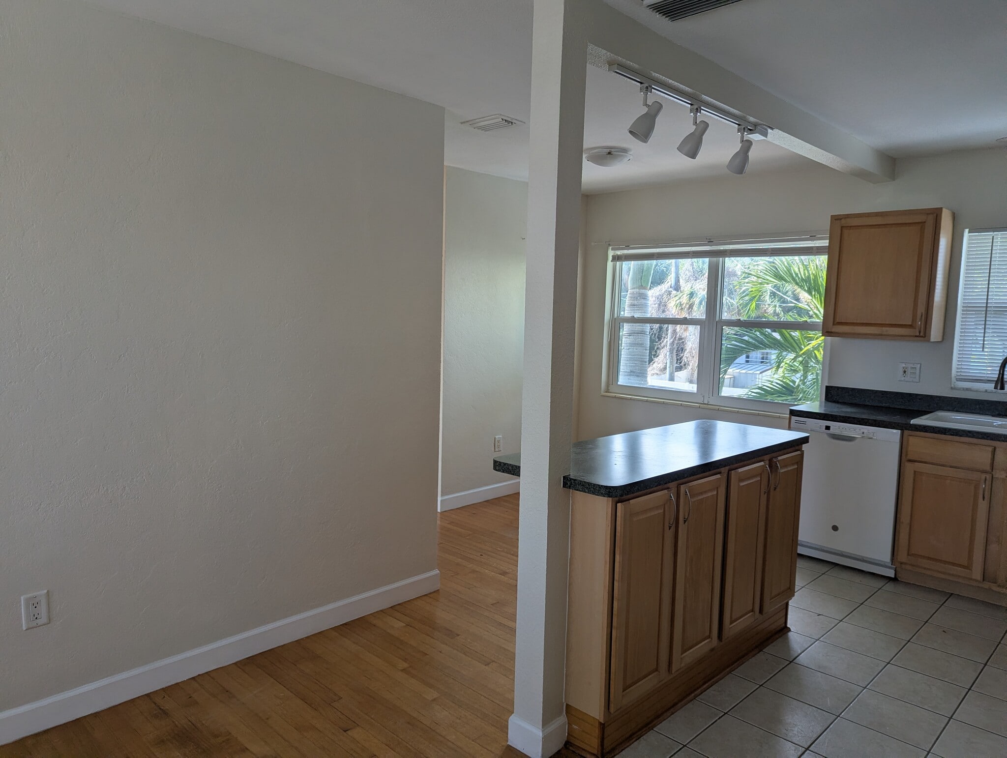 Building Photo - 2706 Pass a Grille Way