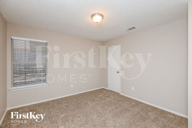 Building Photo - 609 Hollyberry Dr