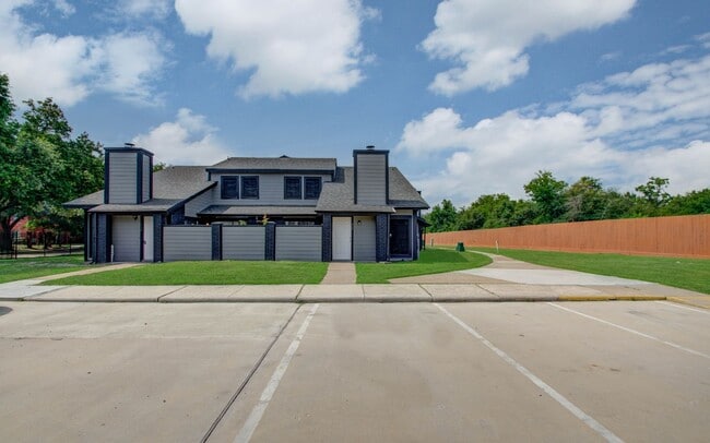 Building Photo - Remodeled 3 Bed / 2 Bath townhome at The B...