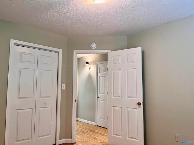 Building Photo - 232 Mountain Creek Dr