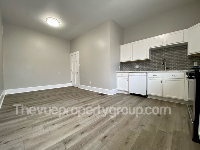 Building Photo - Fully Remodeled 2 bedroom Beauty with Spac...