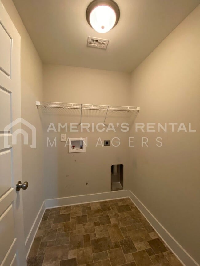 Building Photo - Large Townhome for Rent in Gardendale... Available to View Now!