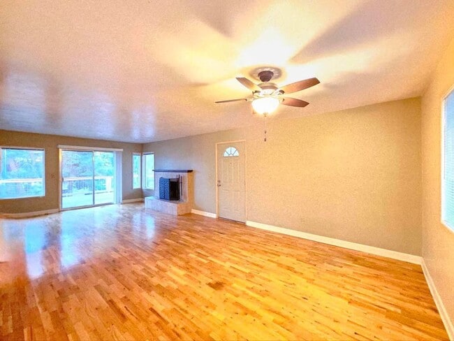 Building Photo - Large 4 Bed, 2 Bath in Desirable East Wena...