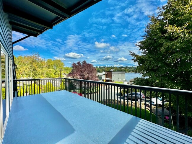 Building Photo - Newly Remodeled Top-Floor Duplex w/ Lake a...