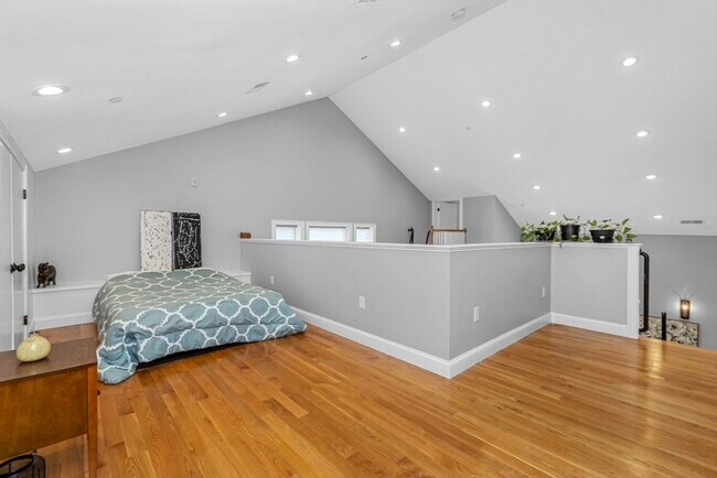 Building Photo - 60 Hermon St