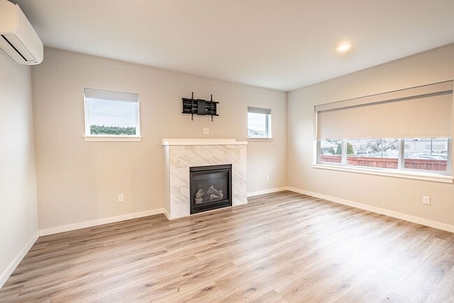 Building Photo - 3 bed 2.5 bath townhouse with garage.