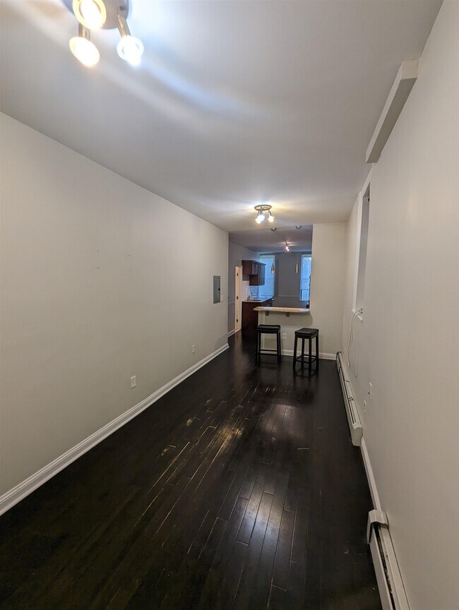 Building Photo - 208 7th St