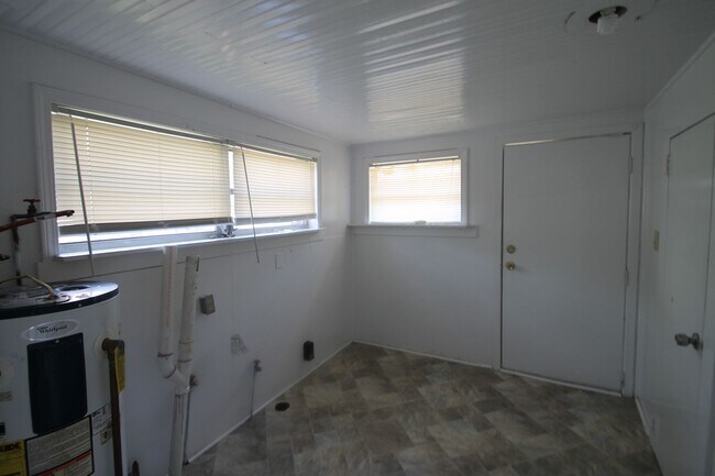 Building Photo - 556 Flint St