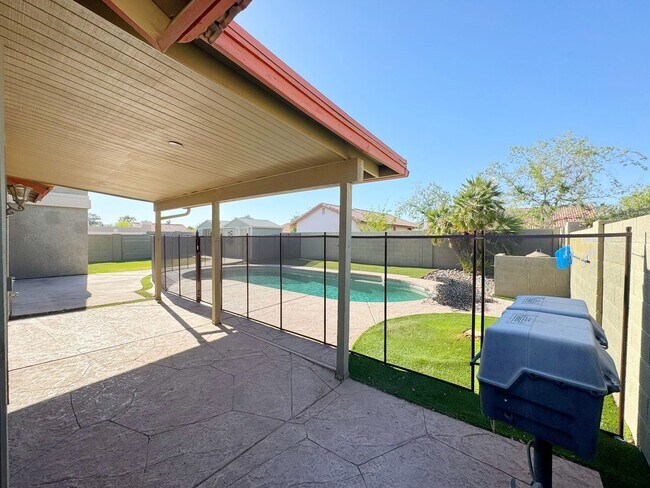 Building Photo - Spacious 4 Bedroom Pool Home in Quiet Cul De Sac