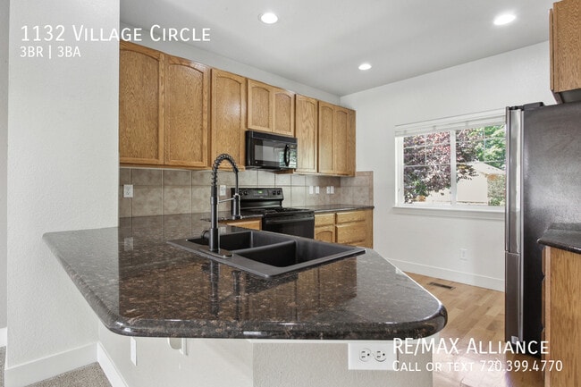 Building Photo - 1132 Village Cir