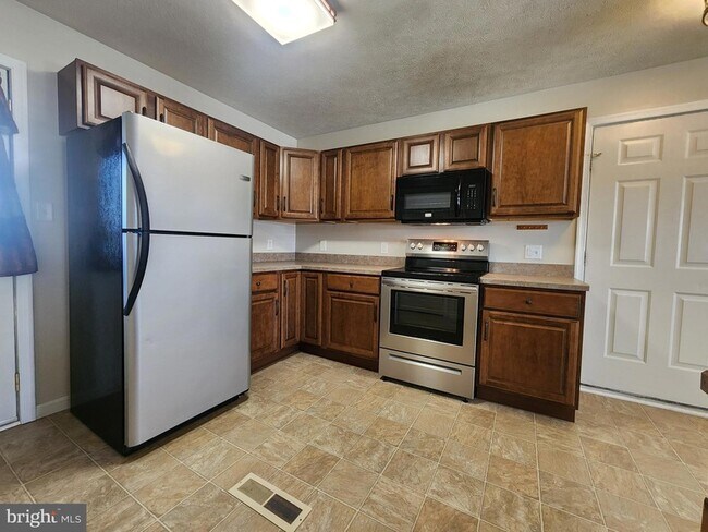 Building Photo - 739 Stouffer Ave