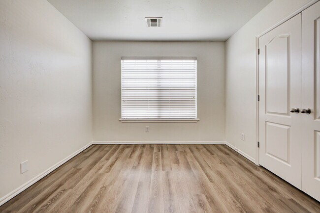 Building Photo - 608 Cavecreek St