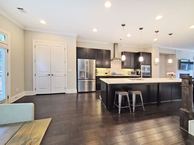 Building Photo - Stunning Executive Townhome in Gated Brook...