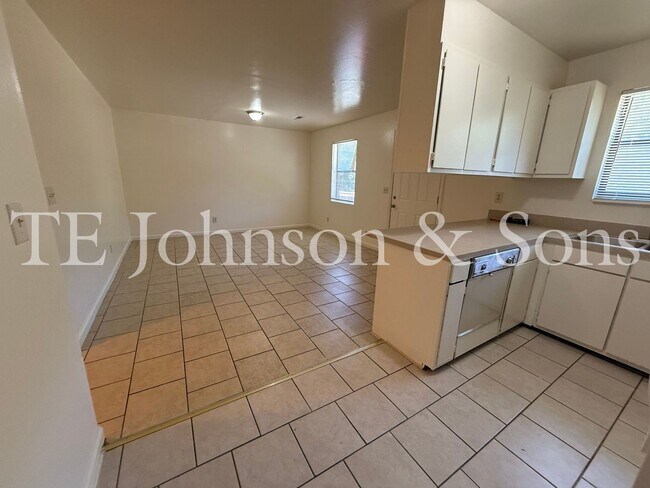 Building Photo - 2 Bedroom Utilities INCLUDED