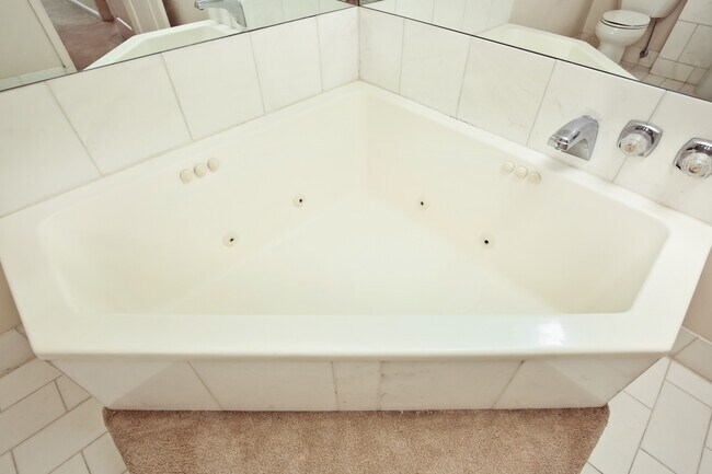 2bath room 2 - 1211 S Eads St