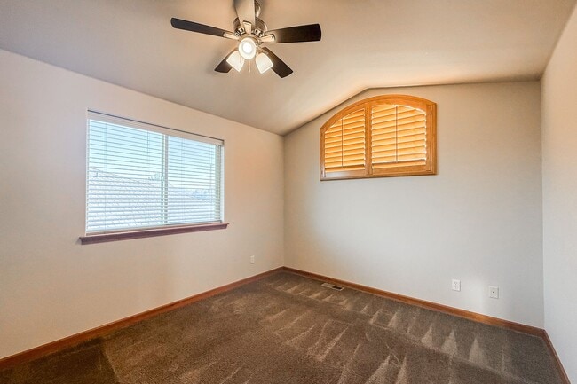 Building Photo - Beautiful 4-Bedroom Townhome in South Richland