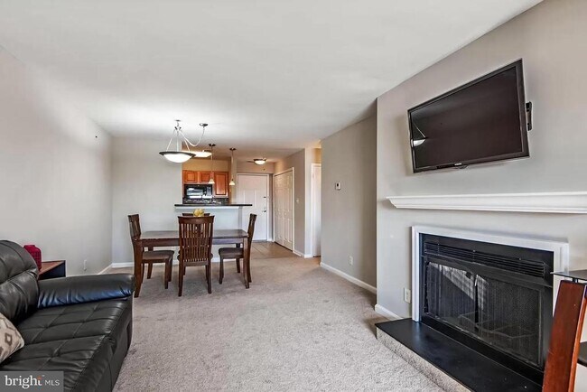 Building Photo - 3178 Summit Square Dr