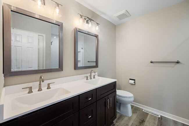 Building Photo - 9154 Lakeland Dr